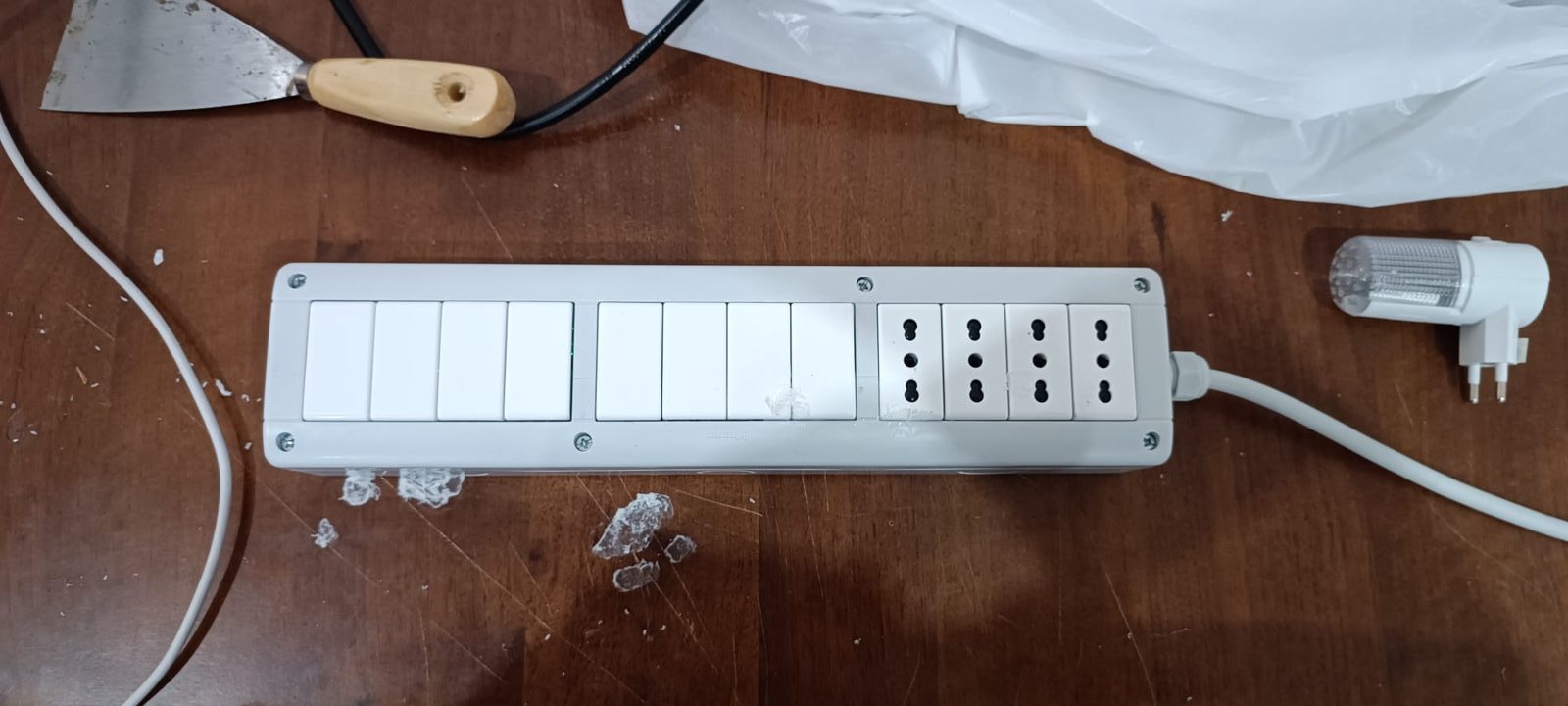 Particular Power Strip chiusa, con interruttori e quattro prese