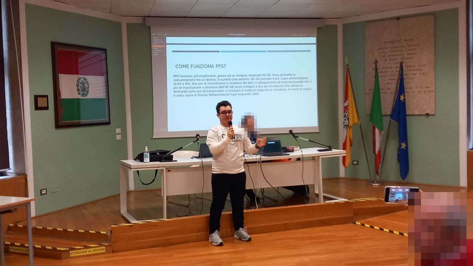 Ignazio Sperandeo sul palco mentre presenta Particular Power Strip